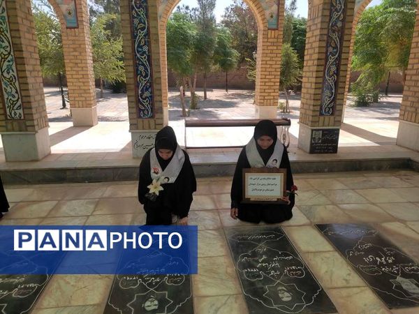 غبار روبی مزار شهدا شهرستان خلیل آباد توسط دانش آموزان بسیجی اموزشگاه مرحوم پاکدل 