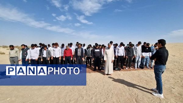 اقامه نماز باران در دل کویر توسط دانش‌آموزان هنرستان شهید رجایی زارچ