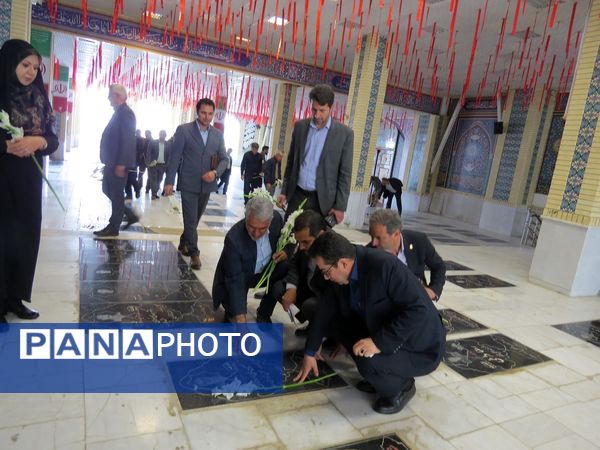 گلباران مزار شهدای دانش‌آموز و معلم در بجنورد