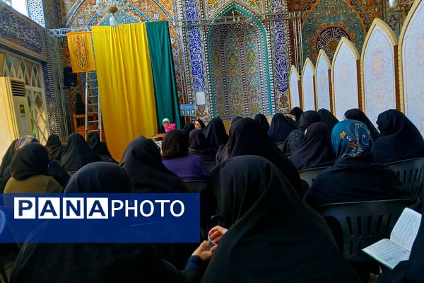 برگزاری محفل انس با قرآن و تجلیل از خانواده‌ شهدا