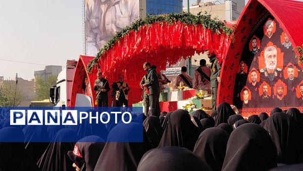 تشییع پیکر شهدای گمنام در دستان مردم کرج