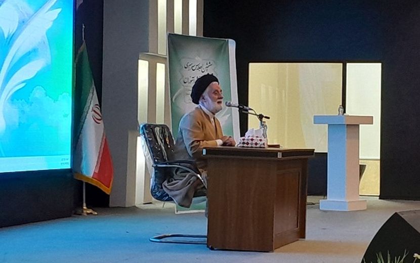 در نماز با خدا سخن می‌گوییم، نه با خلق خدا
