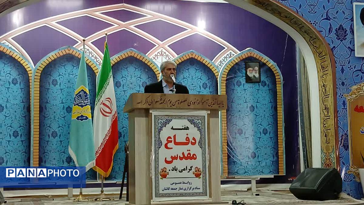 سخنرانی معاون مدیرکل و مدیر آموزش و پرورش کاشان در نماز جمعه و برگزاری میز خدمت در مصلی