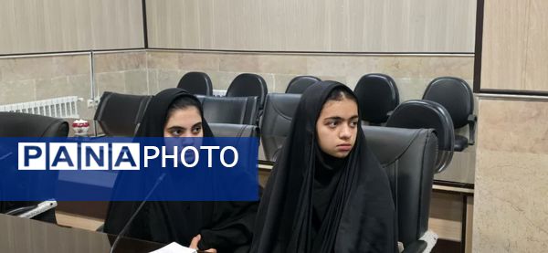 نشست مدیر آموزش‌ و پرورش با اعضای شورای دانش‌آموزی متوسطه اول