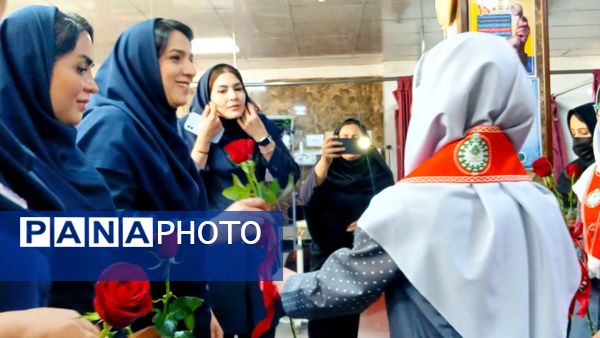 تجلیل دانشآموزان پیشتازان دبستان «دانش و هنر» نظرآباد از پرستاران بیمارستان امام حسن(ع)