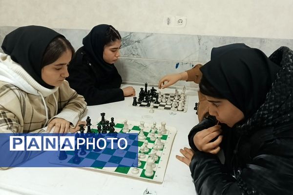 رقابت فکری دانش آموزان شهرستان قدس در مسابقات شطرنج دانش‌آموزی 