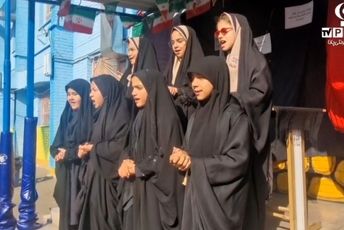 ابراز ارادت دانش‌آموزان مدرسه حافظ یک به حضرت زهرا(س)