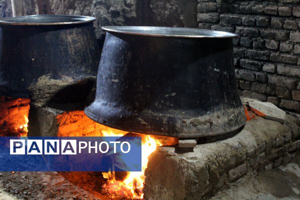 آماده‌سازی هلیم عاشورا در روستای اسحاق آباد نیشابور 