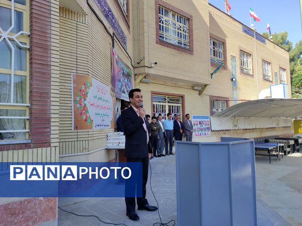 نواخته شدن زنگ اول مهرماه در دبیرستان نمونه آیت الله خامنه‌ای کاشمر 