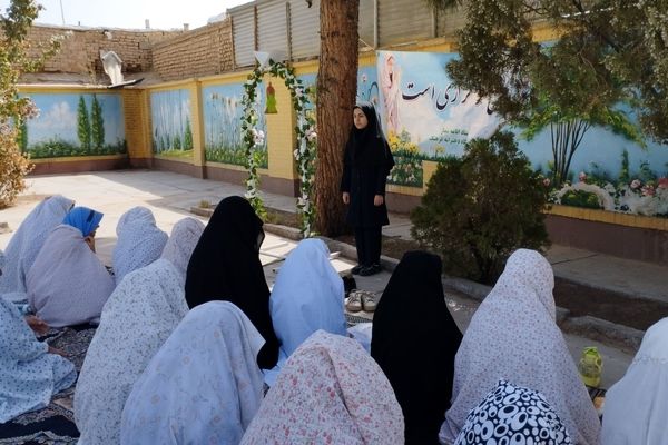آیین نواختن زنگ نماز در مدرسه فرهنگ شهرستان خلیل آباد 