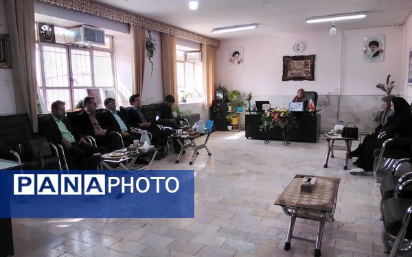 اولین جلسه انجمن اولیا و مربیان در دبیرستان نمونه اندیشه شهرستان کاشمر