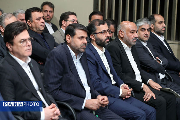 دیدار هزاران نفر از کارگران سراسر کشور با رهبر انقلاب