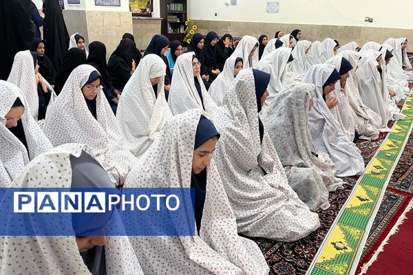 برپایی نماز جماعت همراه با بزرگداشت و تجلیل از مقام‌آوران دانش‌آموزی مدرسه نمونه دولتی ارشاد
