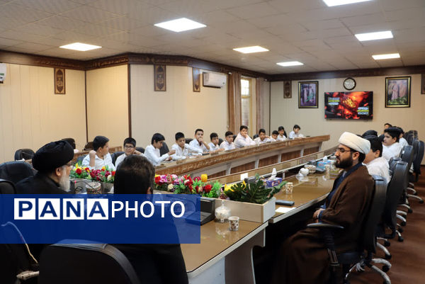 دیدار دانش‌آموزان مدرسه قرآنی رضوی با امام جمعه بافق