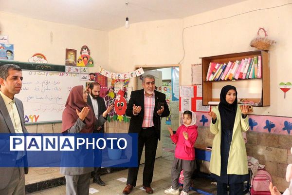 هم‌اندیشی مدیر و معلمان"دبستان گل‌های بهشت" فیروزکوه