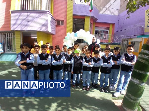 جشن آغاز سال تحصیلی در دبستان مبتکران ناحیه ۷ مشهد