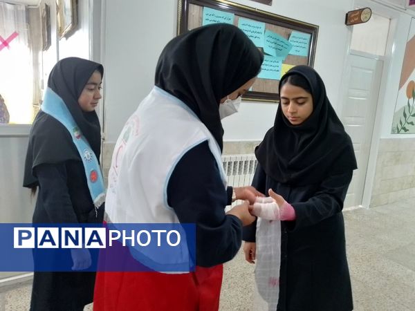 بیست و ششمین مانور سراسری زلزله در دبیرستان دخترانه فاطمیه