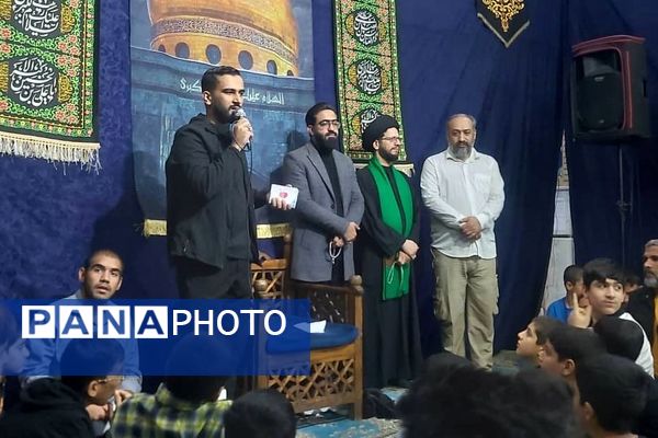 اعتکاف دانش‌آموزی در مسجد سیدالشهدا(ع) شیراز