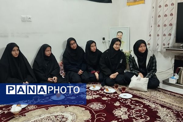 دیدار دانش‌آموزان مدرسه نمونه دولتی شهیدی با مادر شهید مجید زارعی به مناسبت روز مادر