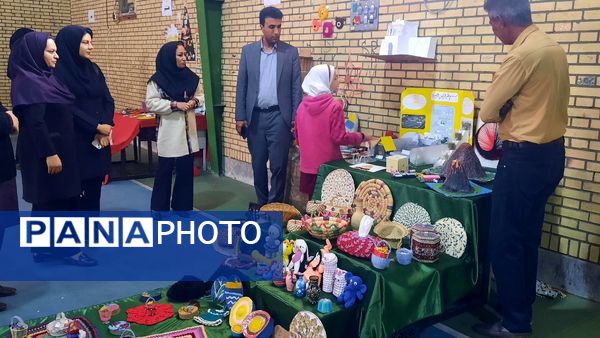 بازدید مدیر آموزش و ‌پرورش حاجی‌آباد از نمایشگاه خلاقیت‌های دانش‌آموزی دبستان استقلال  