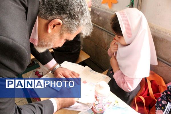 هم‌اندیشی مدیر و معلمان"دبستان گل‌های بهشت" فیروزکوه