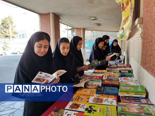  نمایشگاه کتاب به مناسبت هفته کتاب و کتابخوانی در آموزشگاه شهدای معلم ۲