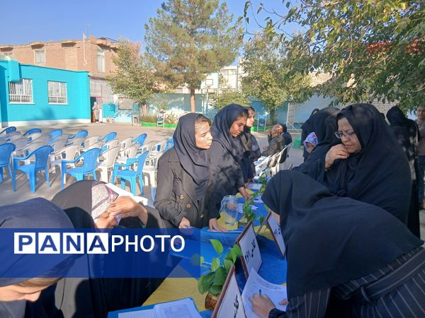  اولین مجمع انجمن اولیا و مربیان در دبیرستان فاطمیه