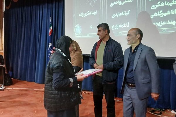 آیین تجلیل از دانش آموزان برتر دبیرستان عترت محمودآباد 