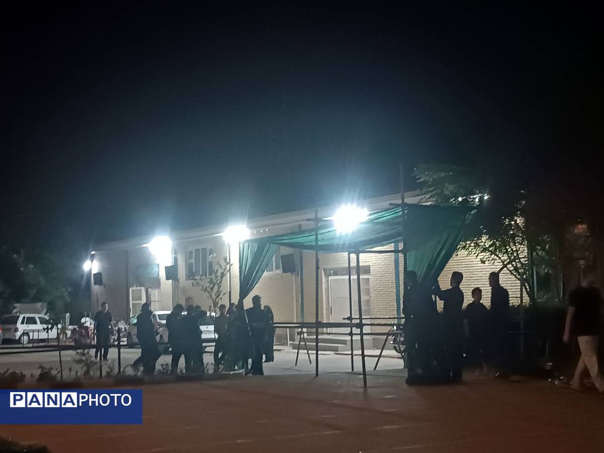 سیاه پوش کردن و آماده سازی فضای دبیرستان فرزانگان برای عزاداری هیئت فرهنگیان نیشابور
