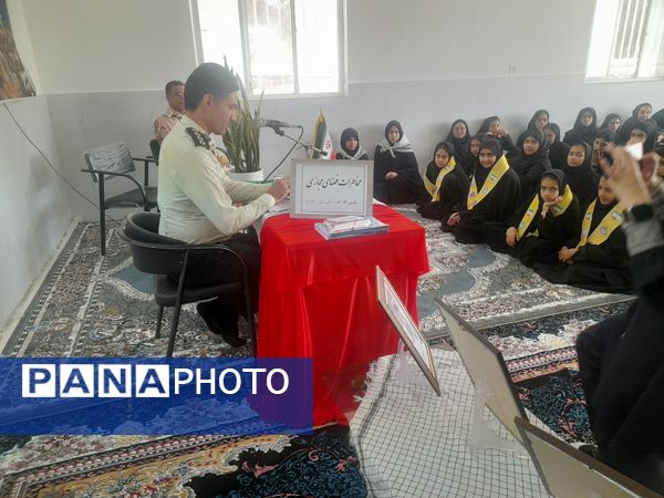 جلسه پیشگیری از آسیب‌های فضای مجازی همزمان با هفته نیروی انتظامی در آموزشگاه تکتم 