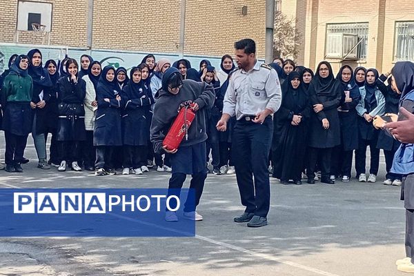 حضور‌ آتش نشانان شهر قدس در دبیرستان فرزانگان