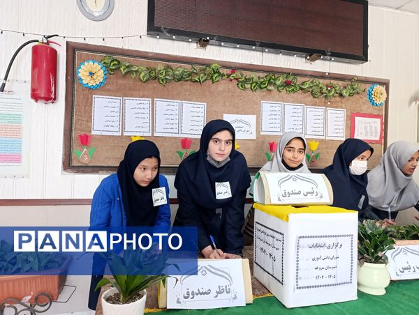 رقابت پرشور دانش آموزان در انتخابات شورای دبیرستان میرزا جعفر سروقد
