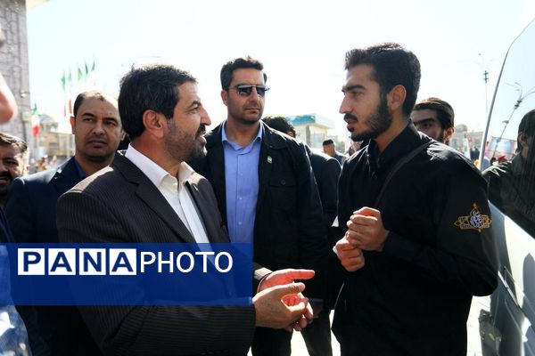 دانش آموزان و مسئولین در کنار یکدیگر، روز دانش‌آموز را رقم زدند