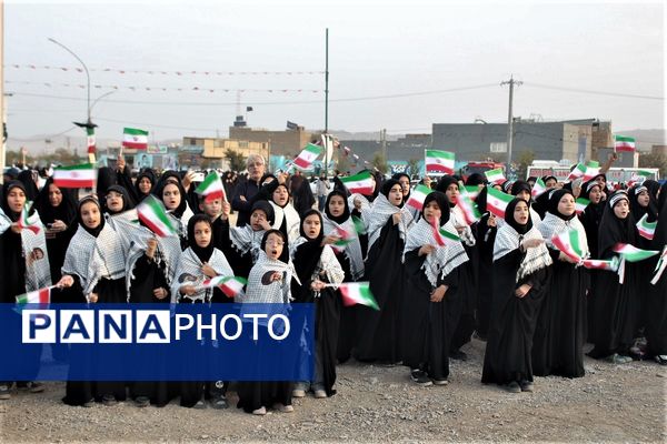 همخوانی گروه‌های دانش آموزی قم در اجرای سرود «ایران بخوان»
