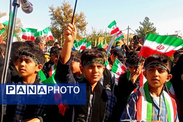 خروش هزاران دانش آموز ورامینی در ۱۳ آبان