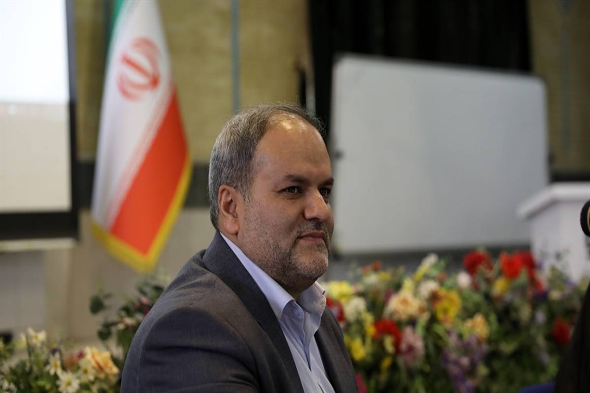 مشخصکردن چارچوب علمی و محتوایی در کنار اختیار عمل برای مدرسه در برنامه درسی مدرسهای