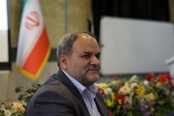 مشخص‌کردن چارچوب علمی و محتوایی در کنار اختیار عمل برای مدرسه در برنامه درسی مدرسه‌ای