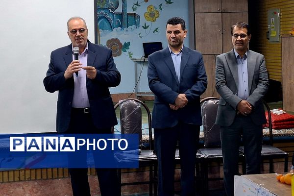 نمایشگاه پژوهش به مناسبت هفته پژوهش در دبستان حکمت نبوی ناحیه دو شهرری 