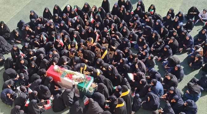 میهمان خوشنام در جمع دانش‌آموزان دبیرستان شهید خسروی زارچ