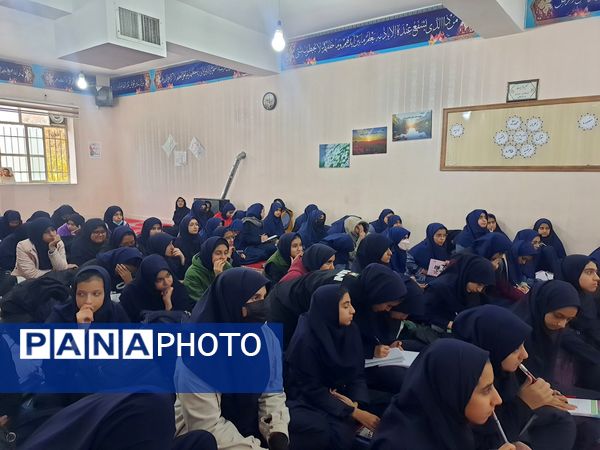 بازدید مادر شهید از مدرسه شاهد تکتم 