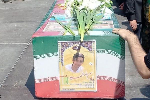  همدان در روز عاشورا علم یک سرباز را بر دوش کشید