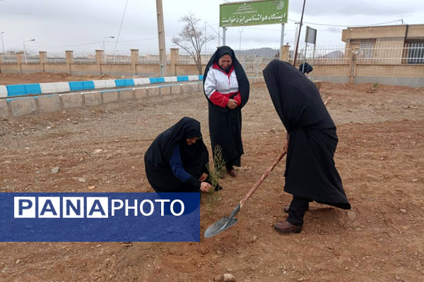 کاشت نهال در  شهر ایزدخواست به‌مناسبت هفته درختکاری