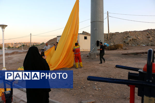 اهتزاز نماد مقاومت بر بالای بلندترین دکل پرچم قم