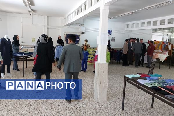 برگزاری نمایشگاه لباس فرم دانش‌آموزی در شهرستان باخرز 