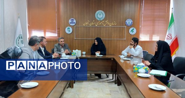 مدیر آموزش و پرورش ناحیه 2 زنجان با حضور در سازمان دانش‌آموزی روز خبرنگار را گرامی داشت