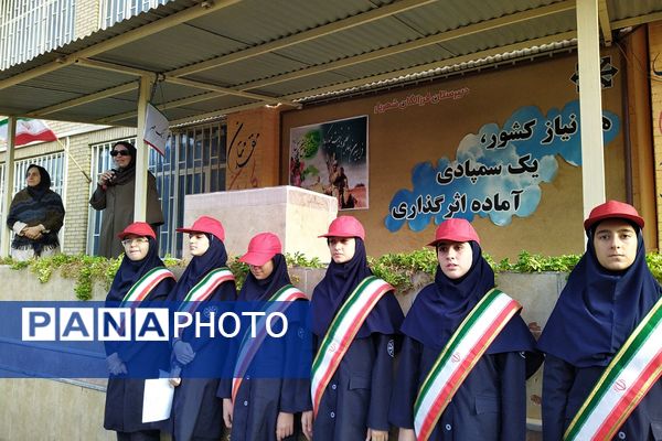 زنگ مهر و مقاومت در دبیرستان استعدادهای درخشان فرزانگان شهریار طنین‌انداز شد
