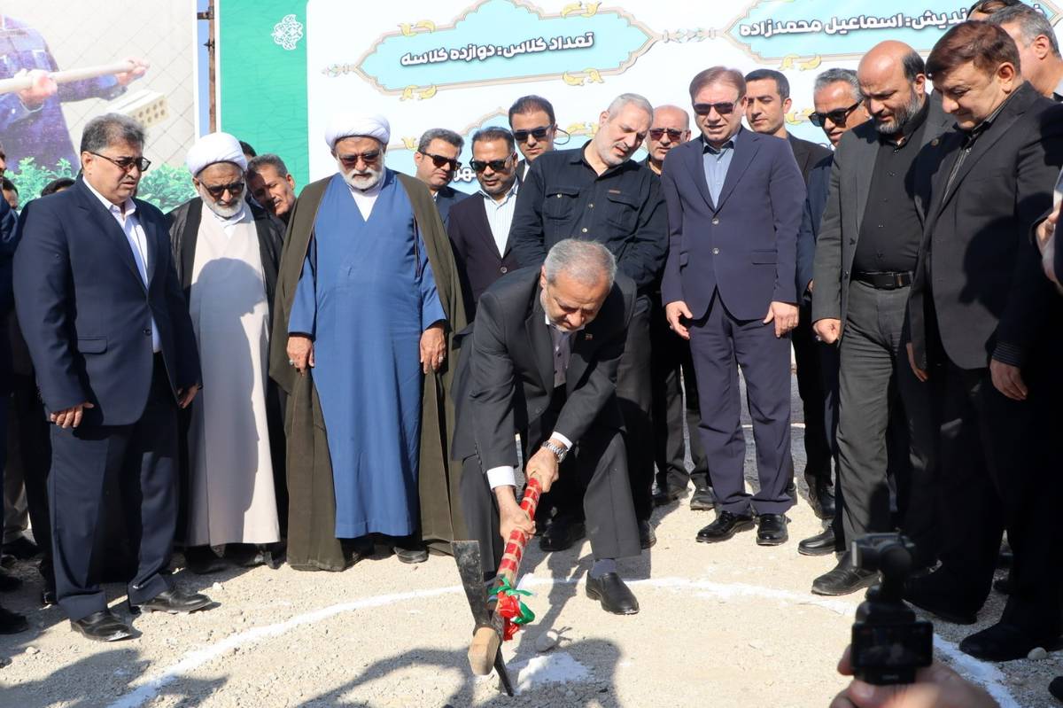 کلنگ ساخت مدرسه ۱۲ کلاسه در شهر بنک به زمین زده شد