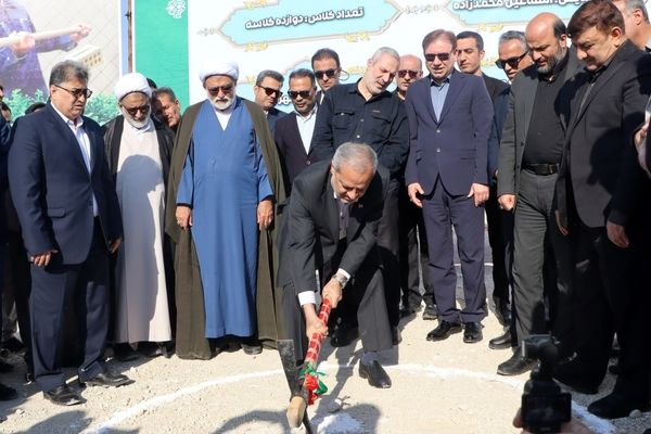 کلنگ ساخت مدرسه ۱۲ کلاسه در شهر بنک به زمین زده شد