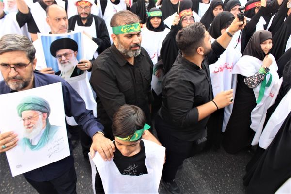 حماسه حضور نوجوانان کفن‌پوش قمی در راهپیمایی «عهد خون»