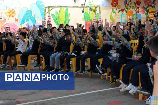 جشن شکوفه‌ها در دبستان منوچهر رزاقی ناحیه۳ مشهد